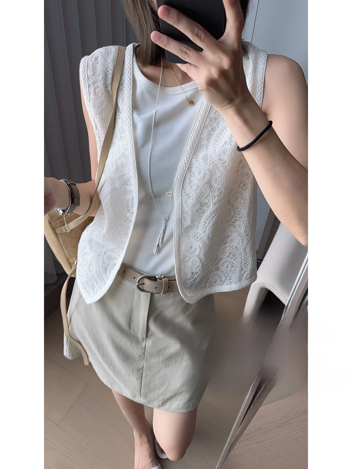 

Meiyang Silk Rayon Embroidered V-ne Svel Vest Versatile Button Design Regular Length Moderate Warmth Color
