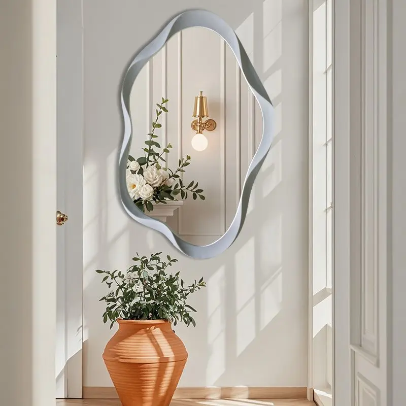 Espejo irregular para baño doméstico