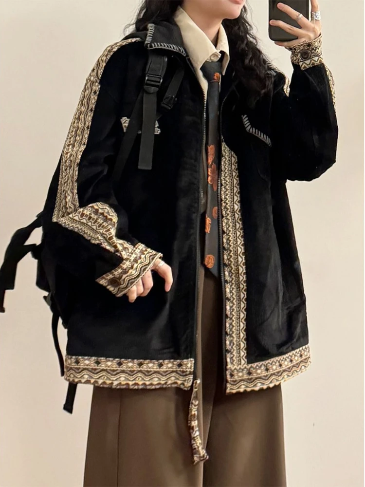 سترة مطرزة كلاسيكية أمريكانا للنساء بياقة مدببة وجيوب على الطراز العرقي - معطف أساسي غير رسمي SS25 بوهو-شيك