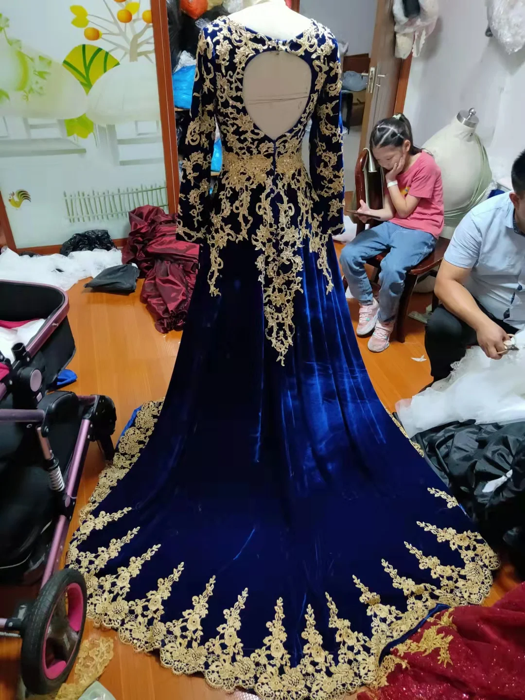 Caftan Marocain Royal Blue Evening Dresses Long Sleeve gold Applique kaftan Prom Dress with Cape Vestidos Formale De Soirée