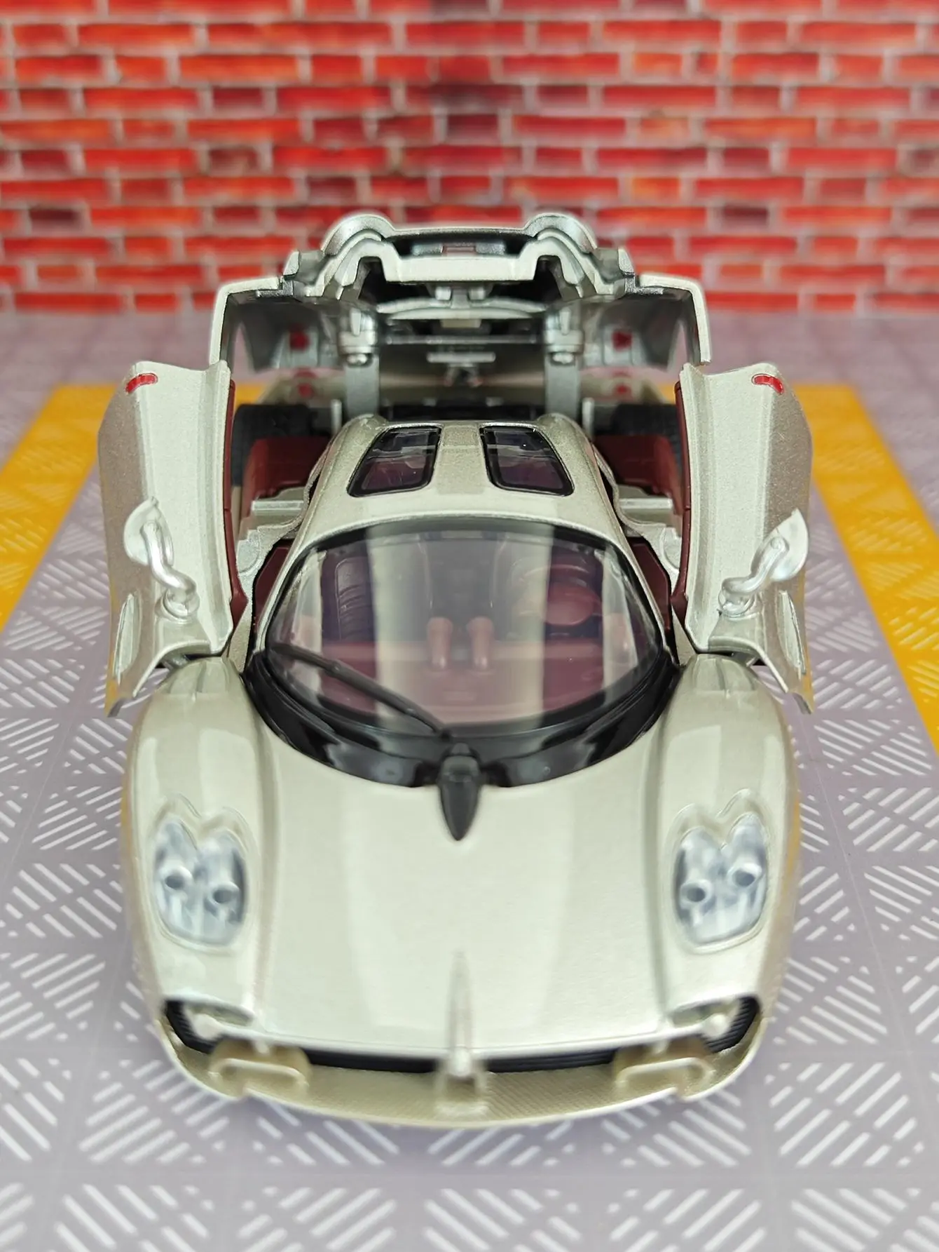 

1:32 Pagani Utopia, модель суперкара из сплава, акустооптические детские игрушки, багажник и дверь, которые можно открыть подарки, богатые детали