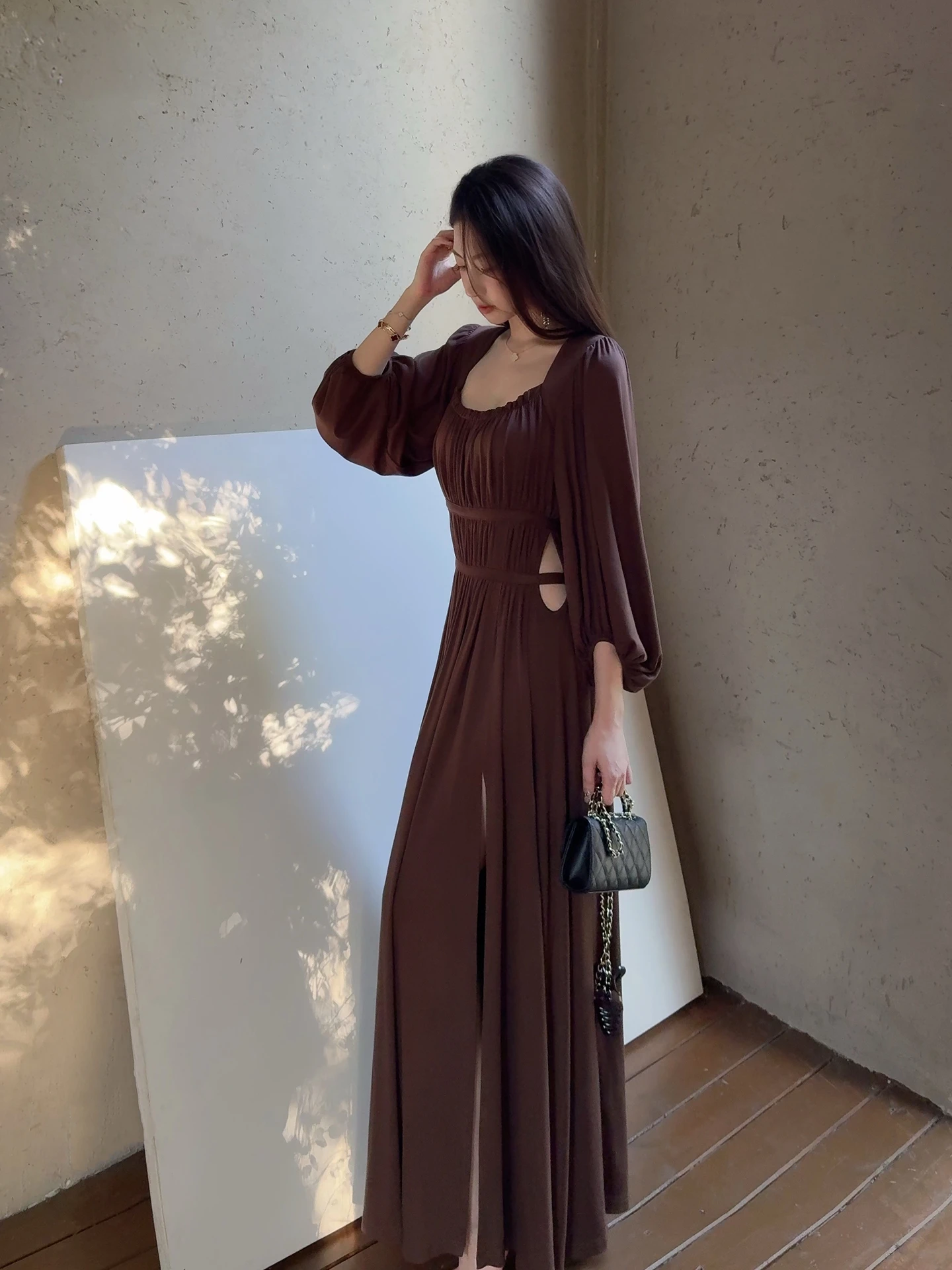 

Вязаное платье XiaoLi Early Autumn Caramel Milk Fog с длинными рукавами-фонариками, квадратным вырезом, сборками на талии и боковым разрезом, с завышенной талией