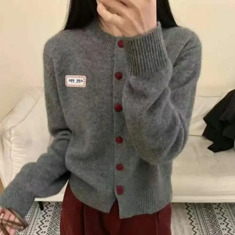 

2024, весна-осень, новый нежный однорядный кардиган с круглым вырезом и пуговицами, вышивка букв, мягкий свободный вязаный кардиган, свитер, пальто, милое кавайное пальто