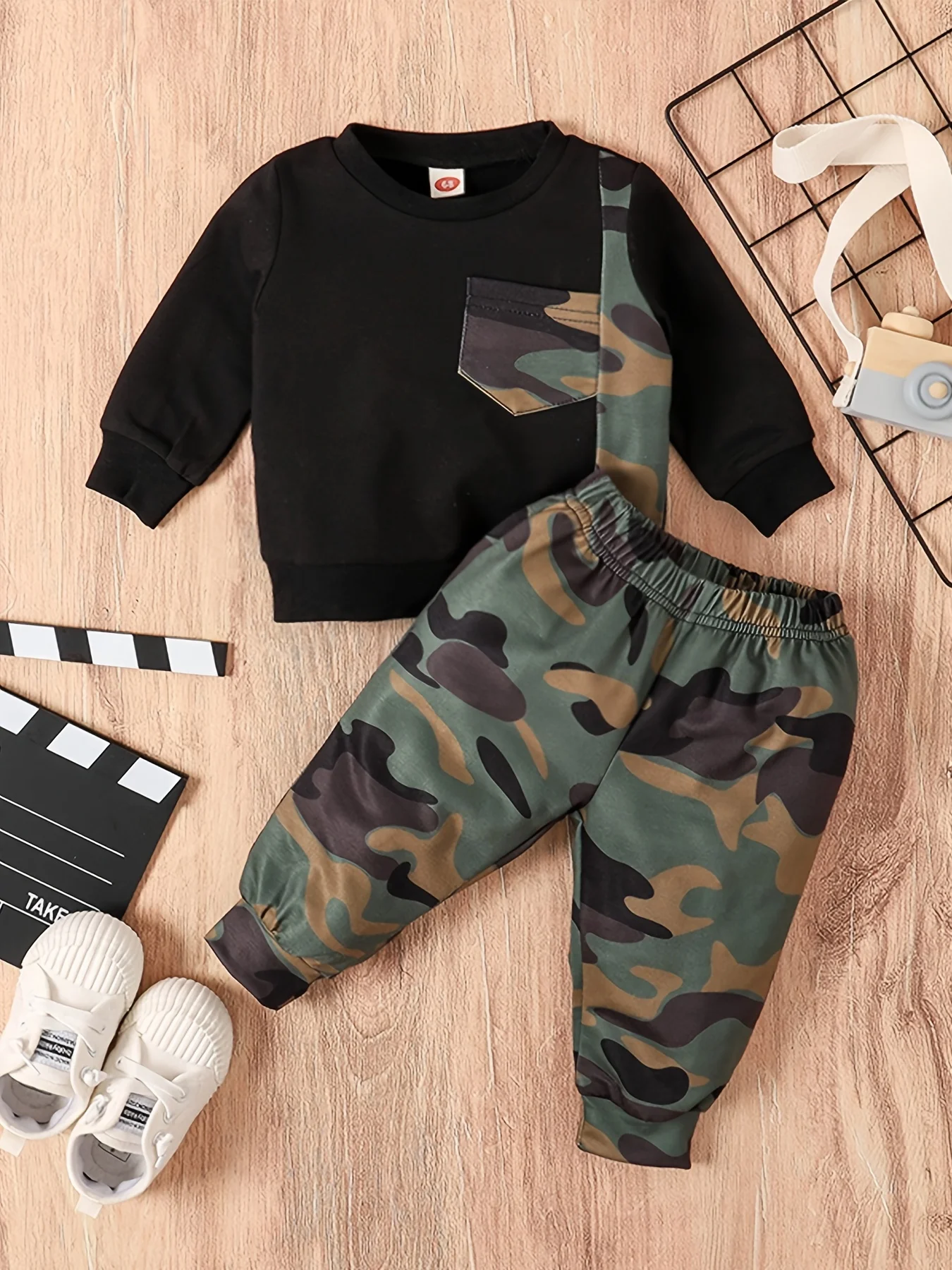 Frühlings-Herbst-Set für Jungen: Modisches Langarm-Rundhals-Oberteil und Camouflage-Hose, Schickes Zweiteiler-Outfit für Kleinkinder – Detail 3