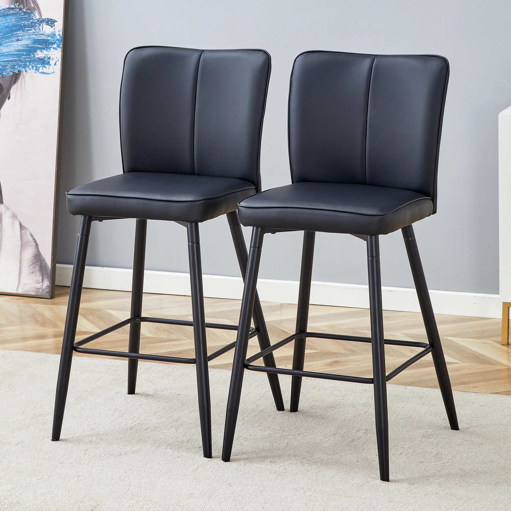 Set da 2 sgabelli da bar alti 101 cm, in materiale PU nero: schienale ergonomico, confortevoli ed eleganti.