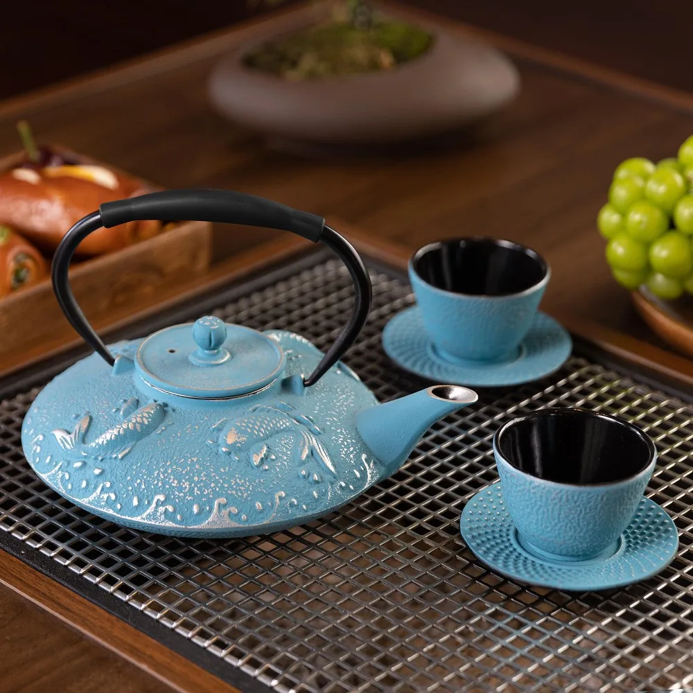 Set da tè in ghisa in stile vintage, teiera blu da 27 once con 2 tazze e piattini, filtro in acciaio inossidabile, teiera adatta all’uso sul fornello, decoro rustico con motivo a rilievo di pesci koi,