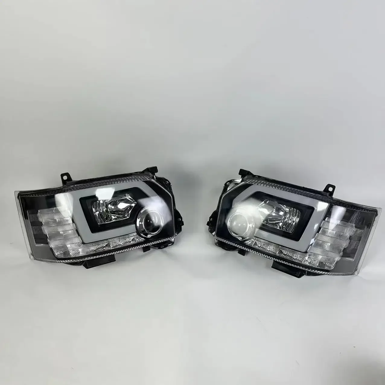 Car Light For Toyota Hiace Headlights 2014-2018LED Head Lamp Assembly DRL Turn Signal Daytime Running Lights