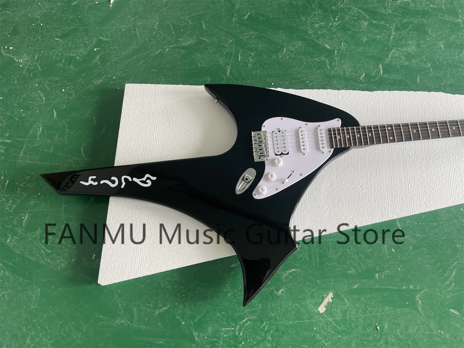 Shaped guitar, irregular large guitar, black body, black neck, rosewood fingerboard, single swing bridge, white pickup board