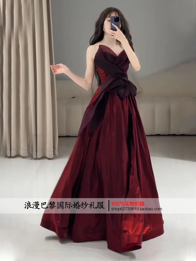 فستان بتصميم متخصص بدون حمالات من الساتان باللون الأحمر الخمري