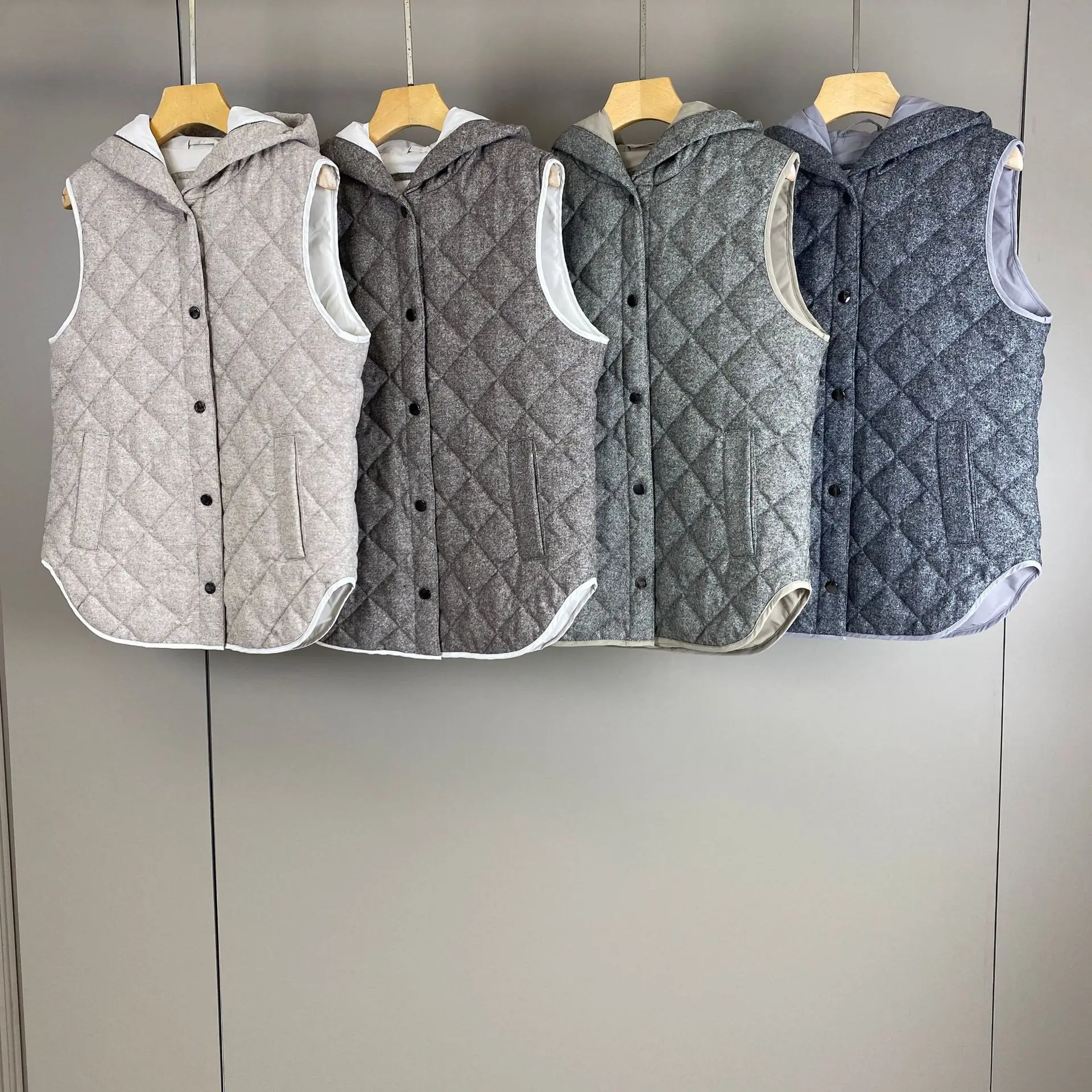 2026 Women's Autumn Winter New Wool Splicing Goose Down Nail Bead Hooded Contrasting Vest
