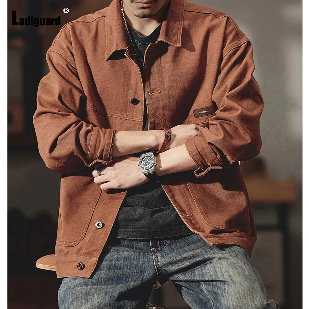 

2025 мужские повседневные винтажные джинсовые куртки с карманами-стойкой, темно-коричневые базовые верхние одежды с надрезом, джинсовая одежда-карго, большие размеры S-7XL