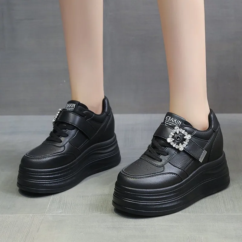 

2026, роскошная повседневная женская обувь, увеличивающая рост, новые осенние маленькие белые туфли с ремешком Water Diamond, универсальные низкие кроссовки