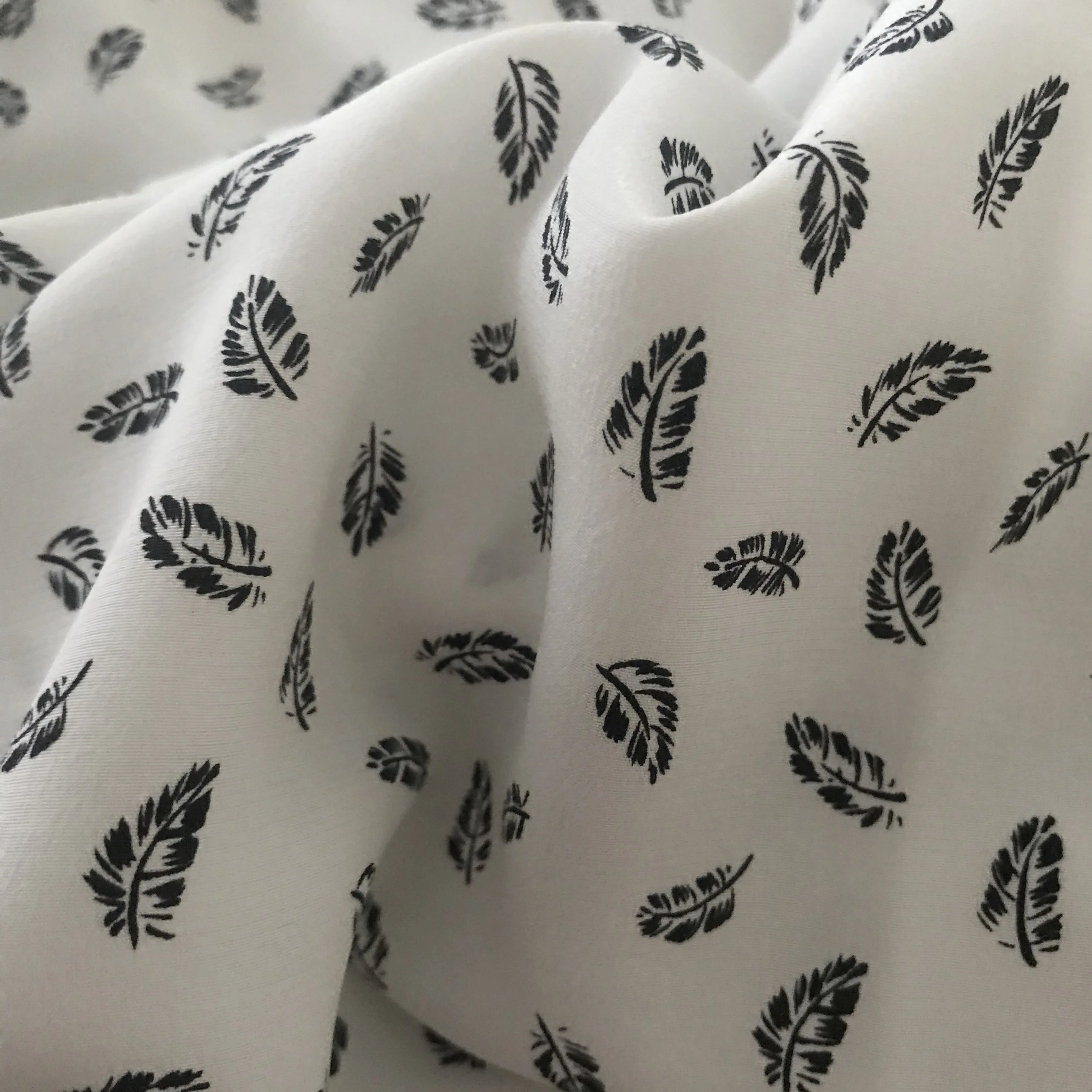 1 meter 100% Mulberry Silk 19 momme Crepe Silk Fabric Black Feather Printed 114cm 44