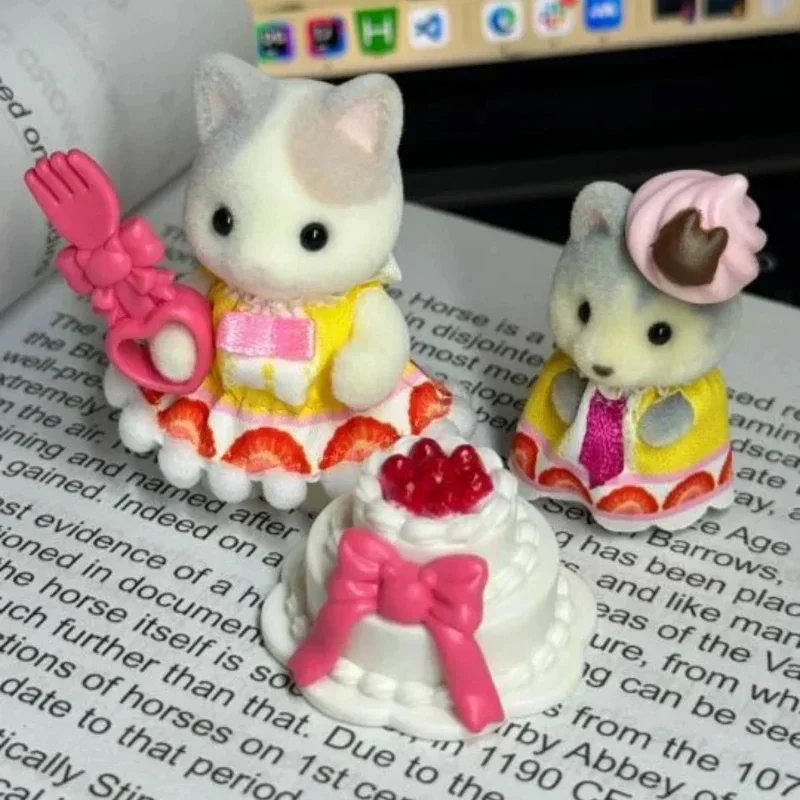 Hot Original Sylvanian Families Modello giocattoli Baby Mini Figure Room Dress Up Cute Box Cake Lucky Bag Doll Compleanno Regali per bambini