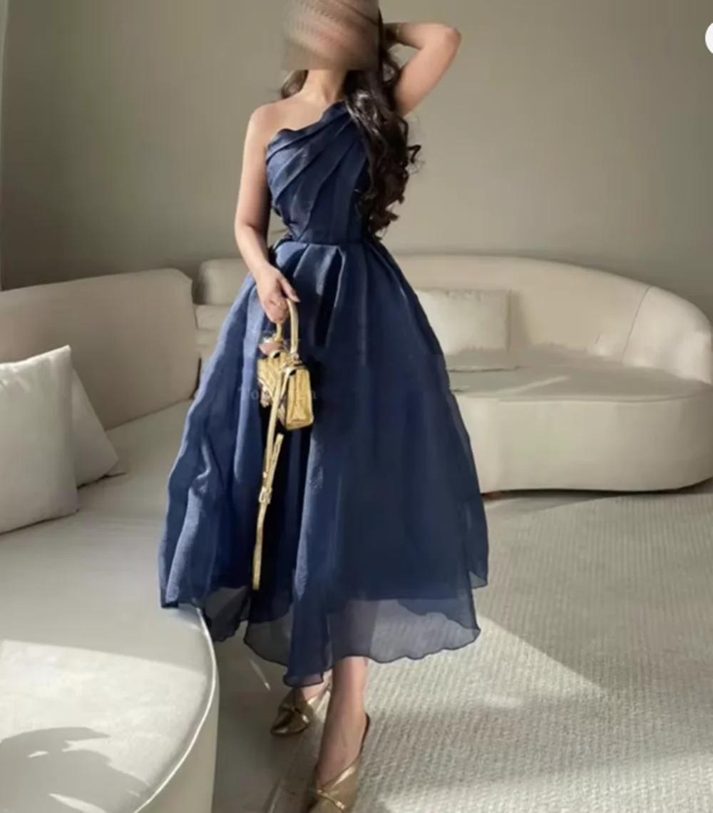 الأزرق الداكن الأورجانزا طول الشاي فساتين لحضور الحفلات الموسيقية 2025 كتف واحد دبي مطوي فساتين حفلات أنيقة رداء دي بال فيستدوس دي غالا