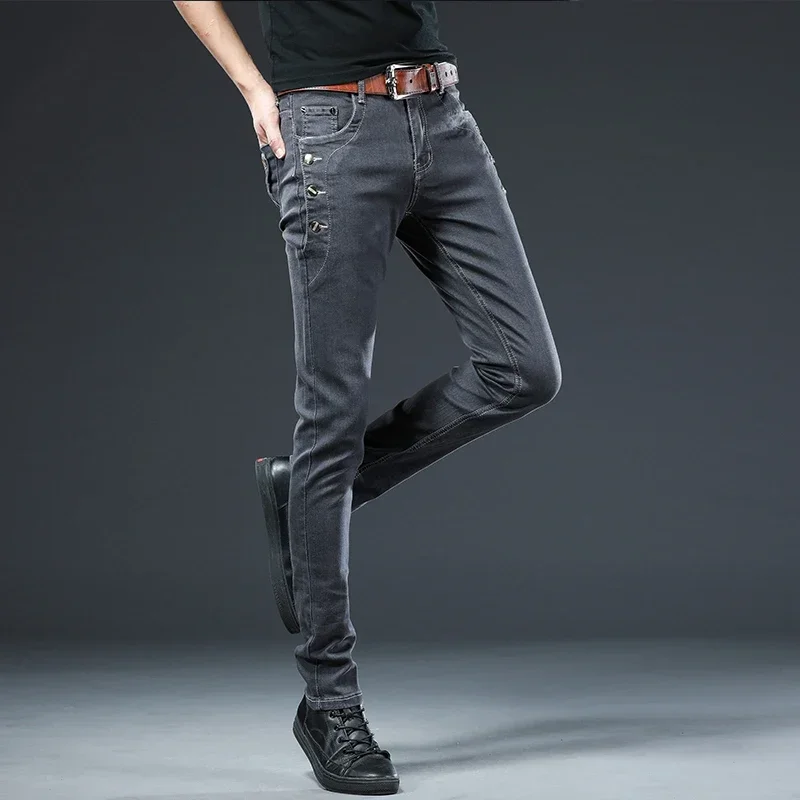Celana Jeans ramping pria, pakaian Denim abu-abu kaki kecil modis Skinny lurus elastis di Korea