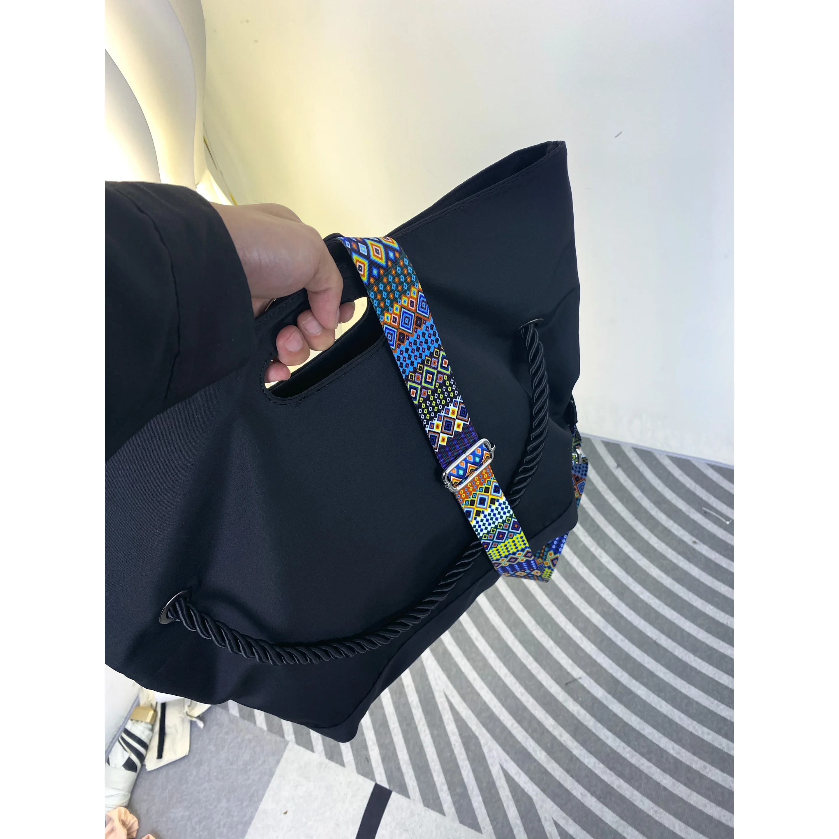 

2025 New Large Capaci ex Casual Sports Crossbody Fitn Bag with Wide oulder Strap for Commuting Tote Bag