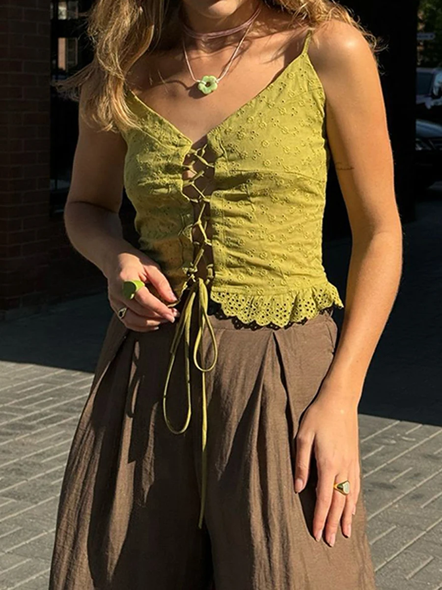 قميص بدون أكمام أنيق من الدانتيل الزهري مع أشرطة سباغيتي قابلة للتعديل وتفاصيل ربطة أمامية لأسلوب الصيف