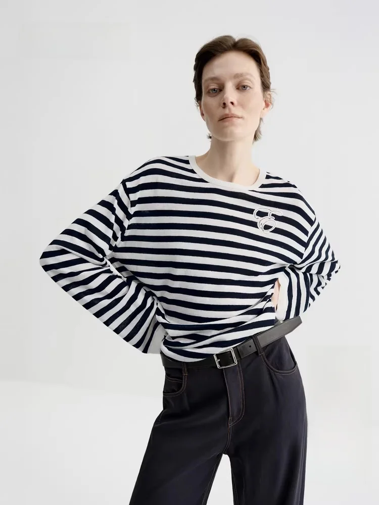 

Летняя новинка 2025: хлопково-льняная футболка с длинным рукавом, полосатым узором, стандартным кроем, из тонкой ткани, с отверстием для надевания через голову, цвет темно-синий.