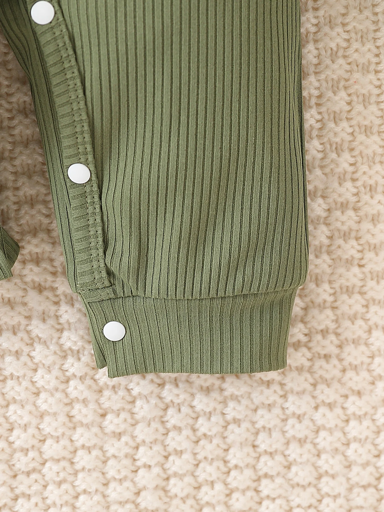 Modischer, süßer Overall mit Alphabet-Motiv, einfarbig, mit Rundhalsausschnitt und langen Ärmeln für Babys, Jungen, inklusive Mütze und Socken. – Detail 9