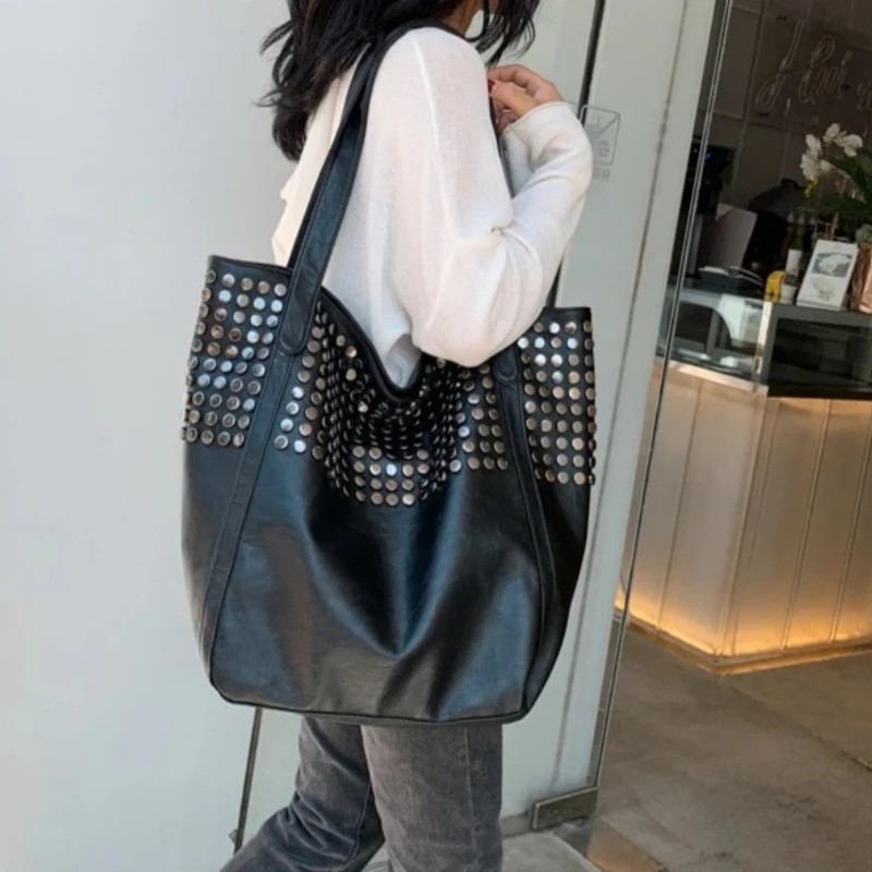 

Fast Shipment Fashion Women's Korean Version Of The Artificial Leather Rivet Chain Foldable Shoulder Bag Messenger Bag Large
