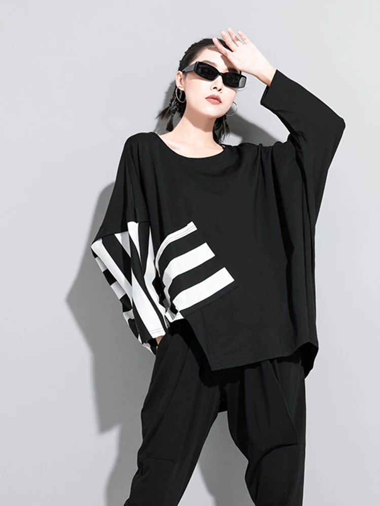 [EAM] Women Black Striped Irregular Big Size Casual T-shirt New Round Neck Long Sleeve Fashion Tide Spring Autumn 2024 1DF5282