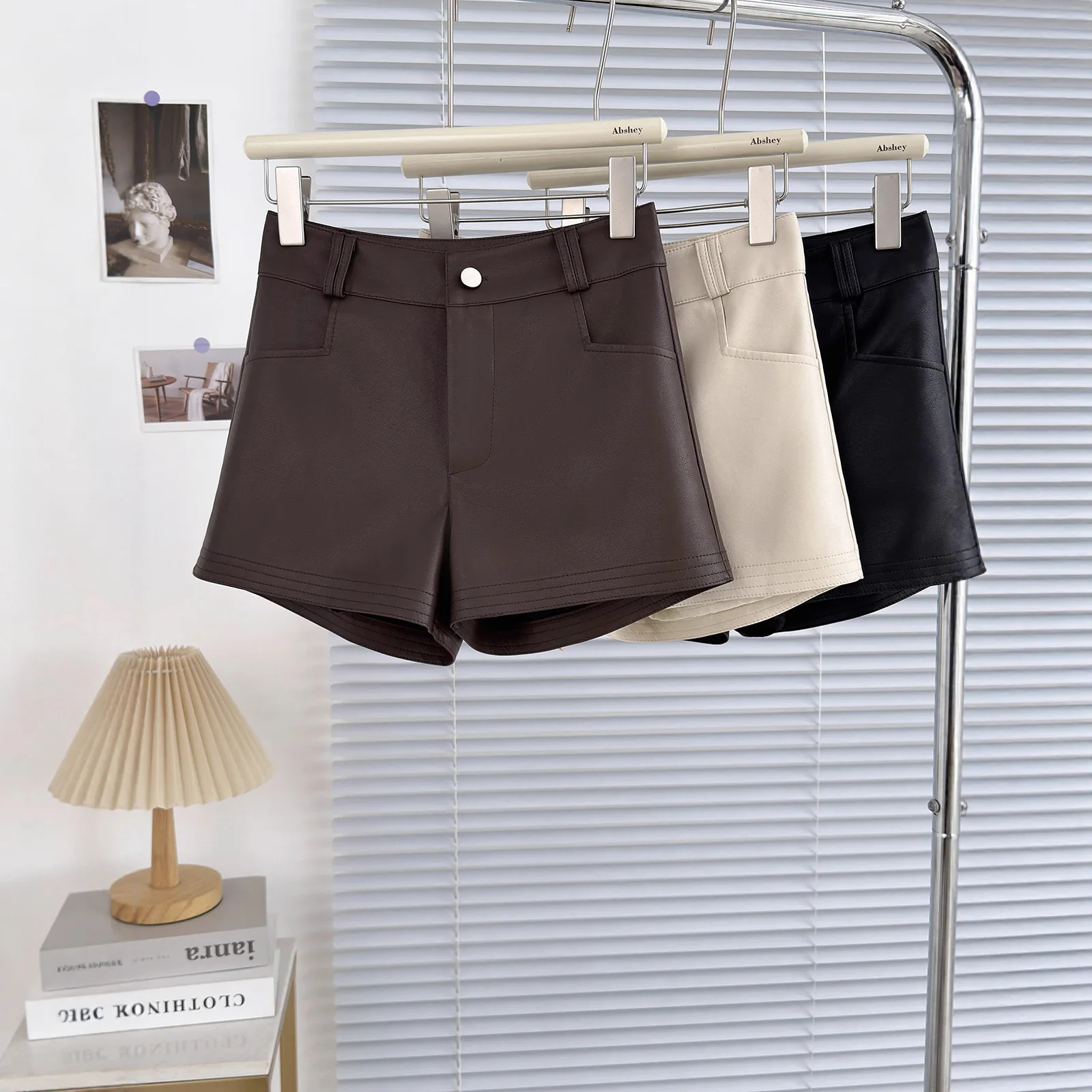 新しいPUレザーショーツ レディース ハイウエスト Aライン スパイスガール ブーツィーショーツ