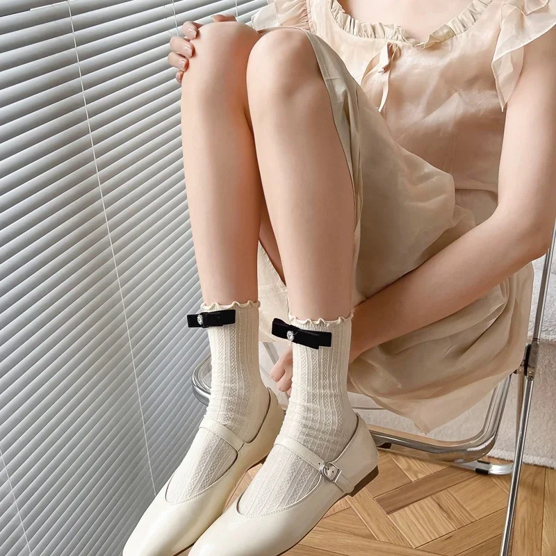 Calcetines de diseñador de algodón a rayas con lazo de diamantes de imitación de alta calidad para mujer, calcetines tobilleros elegantes de color Beige liso hasta la pantorrilla, dulces que combinan con todo