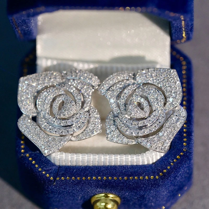 Huitan Funkelnde Rosen-Ohrstecker, vollständig mit CZ besetzt, romantische Kristall-Blumen-Ohrstecker, luxuriöser, trendiger Schmuck für Hochzeiten und Partys für Frauen.