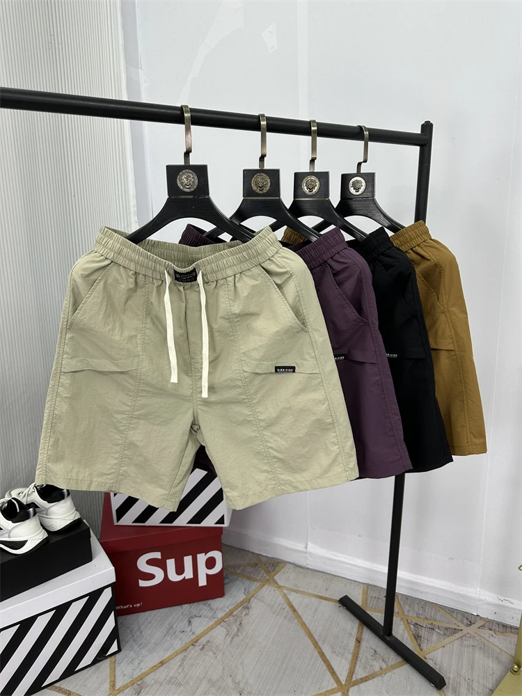 

Летние легкие дышащие мужские повседневные шорты с эластичным поясом, быстросохнущие, свободного кроя, модные, в городском стиле, Five-Qu...