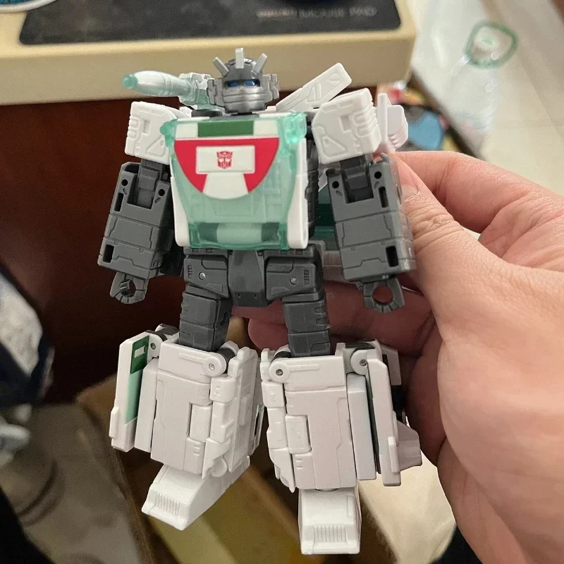 hasbro-–-jouets-de-transformation-wheeljack-legacy-united-voyager-origine-g1-star-de-course-robot-figurines-d'action-cadeaux-anime-en-stock