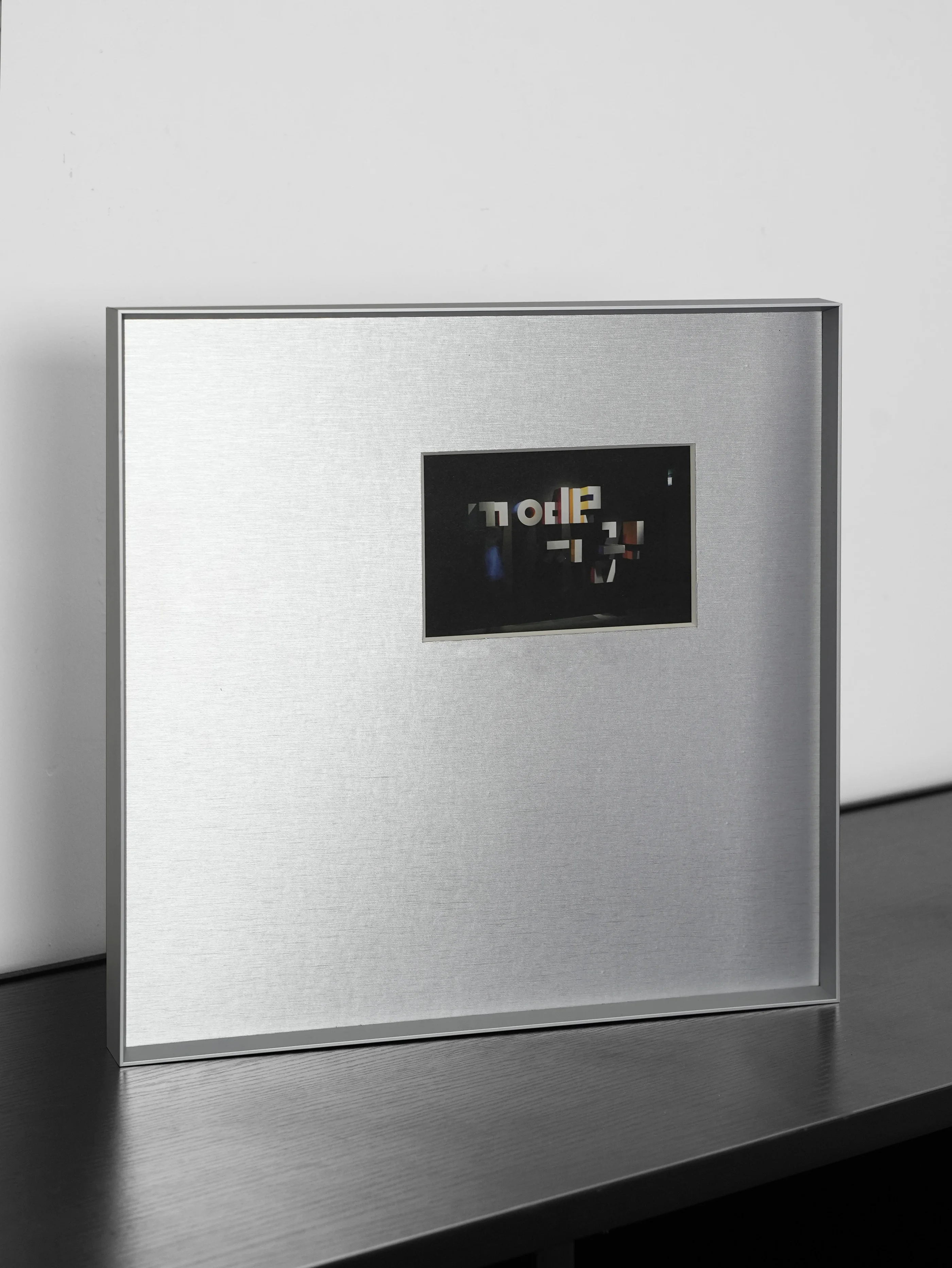Silver Brushed Finish Wall-Mounted Photo Frame Luxury-Style Hotel Living Room Decoration Art Photographic Photos Are Displayed.