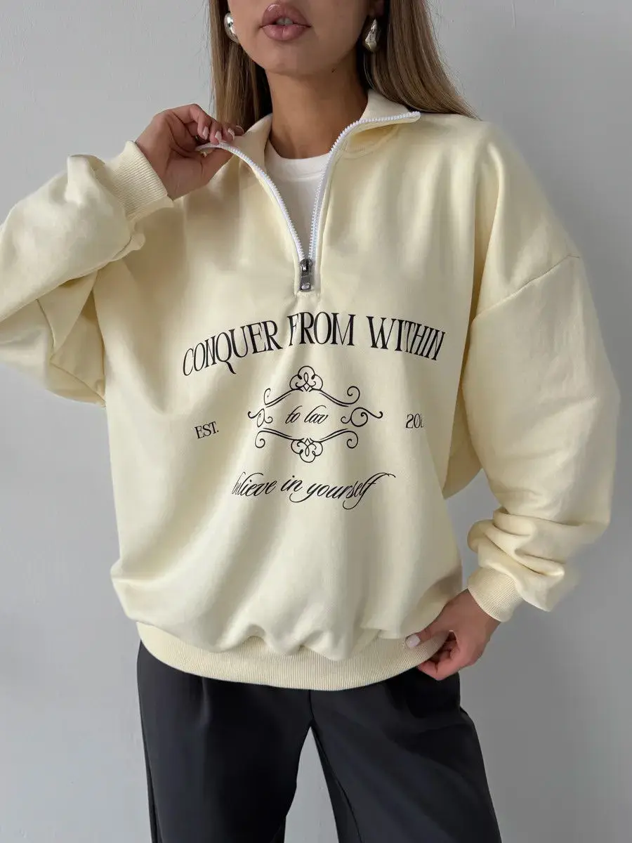 T2K Aesthetic College นักเรียนยืนครึ่งเปิดซิปเสื้อกันหนาว Retro Letter พิมพ์เสื้อแขนยาวฤดูใบไม้ร่วงหลวมกีฬา