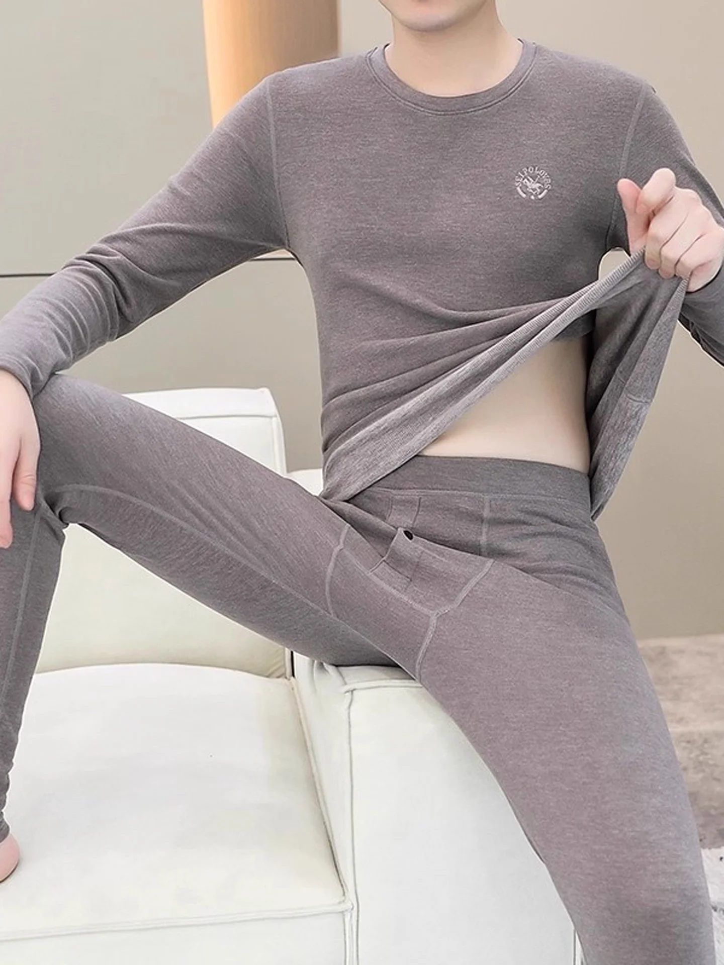 

Утепленный комплект термобелья для мужчин: футболка с круглым вырезом и длинным рукавом, брюки, сохраняющие тепло, незаменимые для зимы.