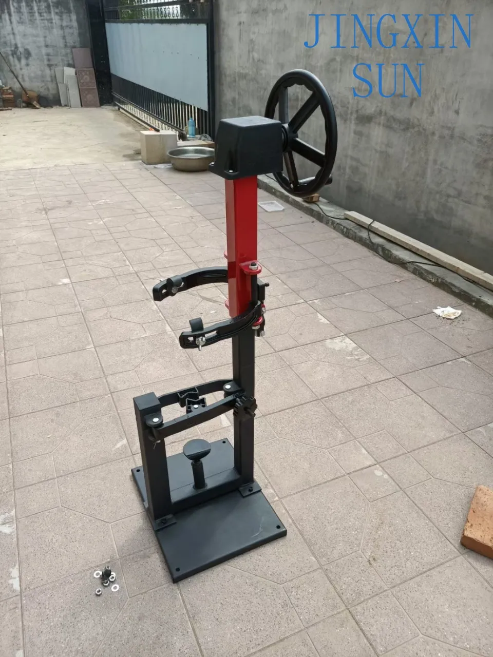 Maintenance spring disassembly machine, handwheel operation design, shock absorption system tool