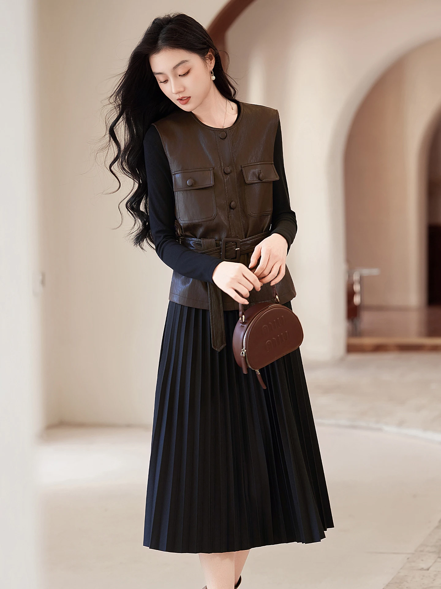 

Комплект Xinfeiyu: Жилет из искусственной кожи и топ с высокой талией, новинка 2025 года, элегантный женский костюм-двойка для ранней осени