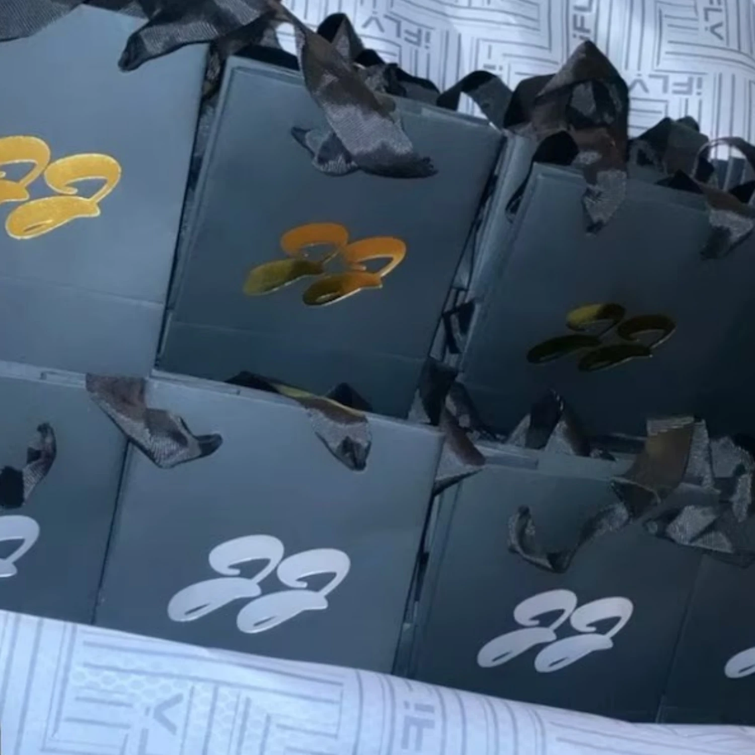 

Персонализированная фиолетовая шкатулка для драгоценностей из 20 шт. с мешочком из микрофибры: набор упаковки с логотипом