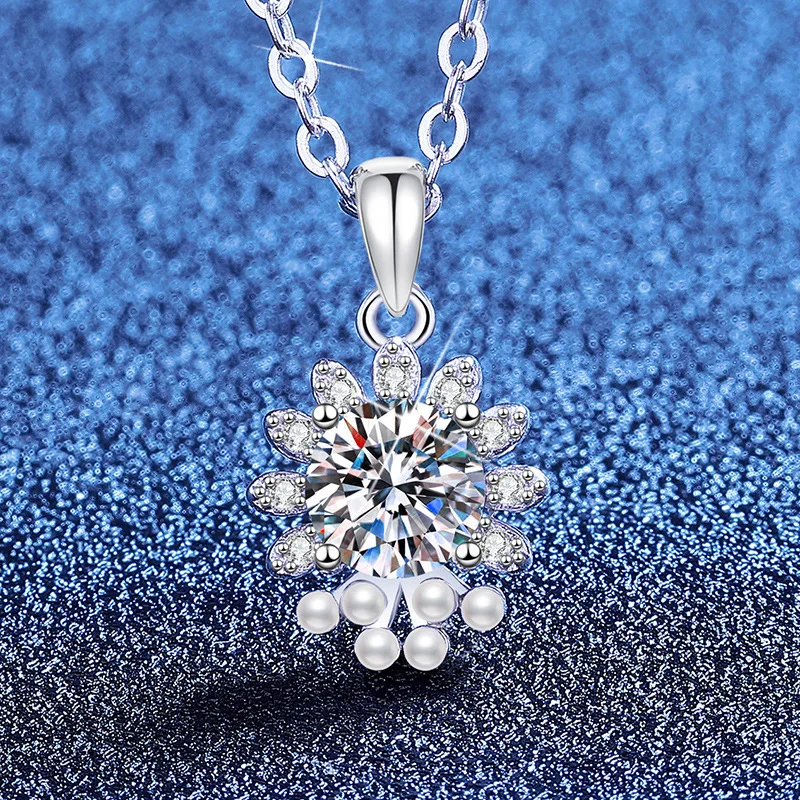 

Original DesignMoissanite Necklace Platinum PT95018k Gold Necklace with Female Petals Mini Bead Design Sense Moissanite Necklace