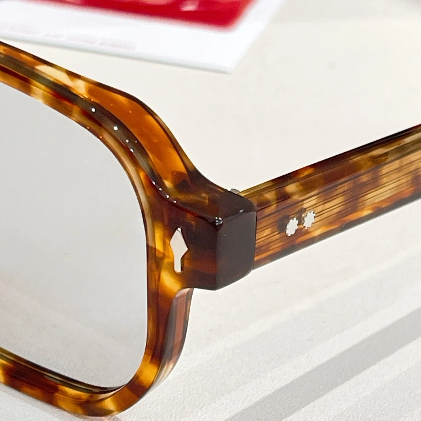 إيفانز: أيقونة فاخرة. تتميز النظارات الشمسية ذات العلامة التجارية الأصلية المصممة بأسلوب خالد وحماية ممتازة من الأشعة فوق البنفسجية 400