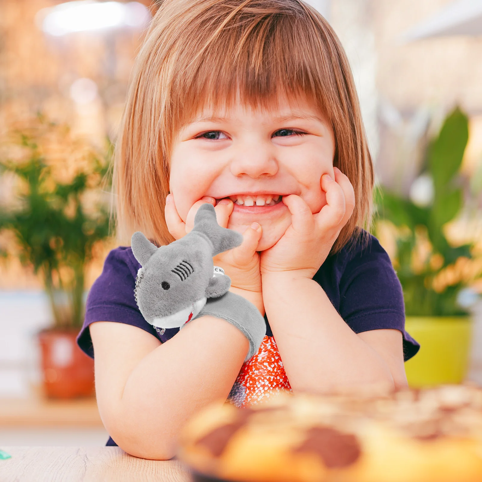 2 Stück Hai-Plüsch-Snap-Ring, Cartoon-Slap-Armband, Armband-Bänder für Kinder, niedliche neuartige Armbänder, PP-Baumwolle