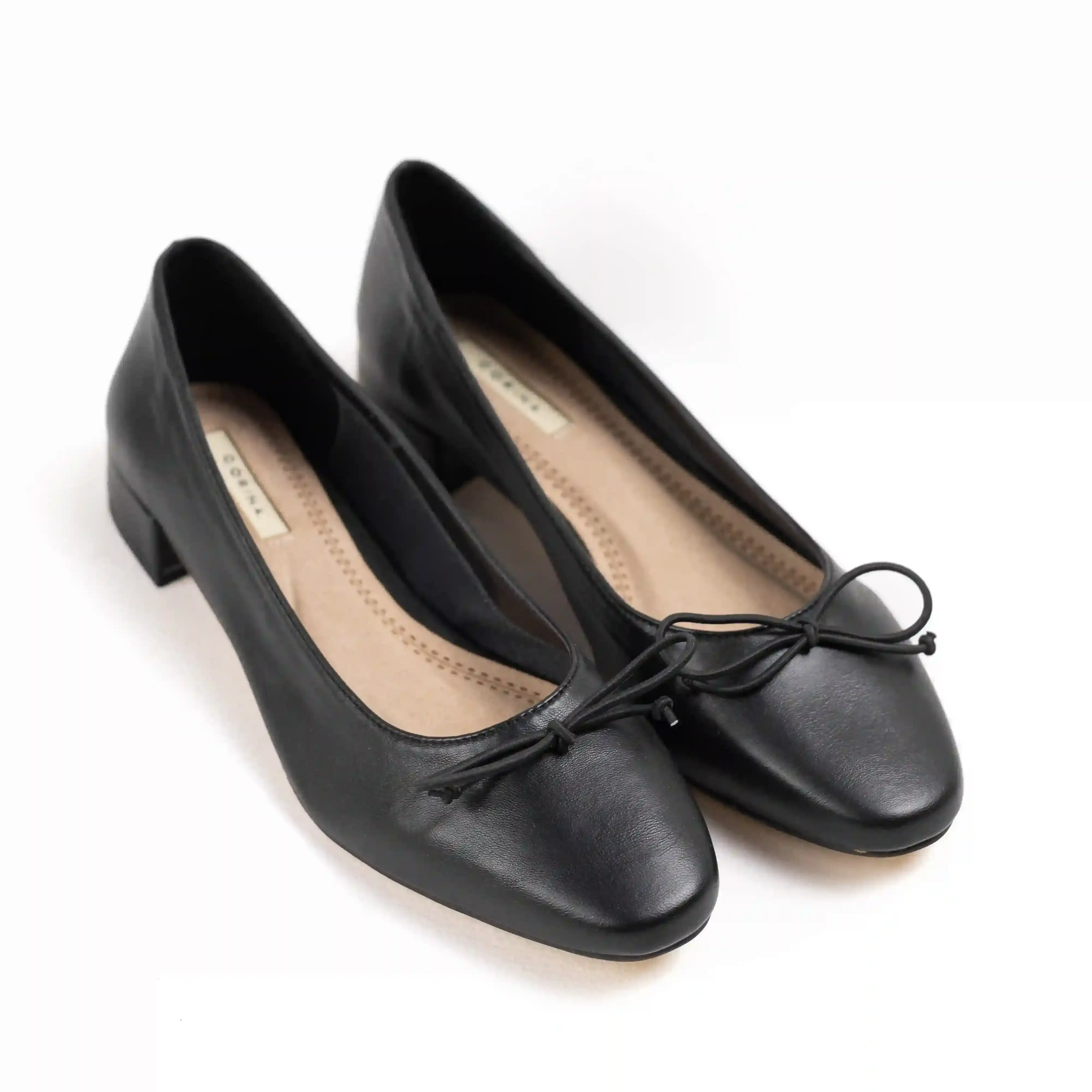 Low-heeled ballerina with leather-effect cut corina wunder spring