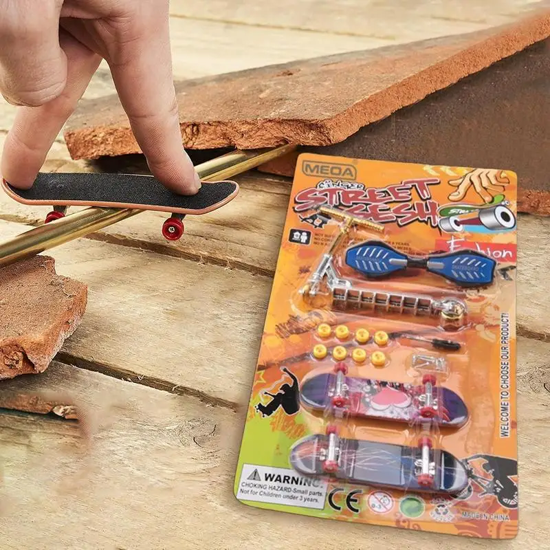 Mini kit scooter da dito Set di pattini a rotelle per skateboard da dito creativo Divertenti giocattoli antistress Bomboniere per bambini Adolescenti