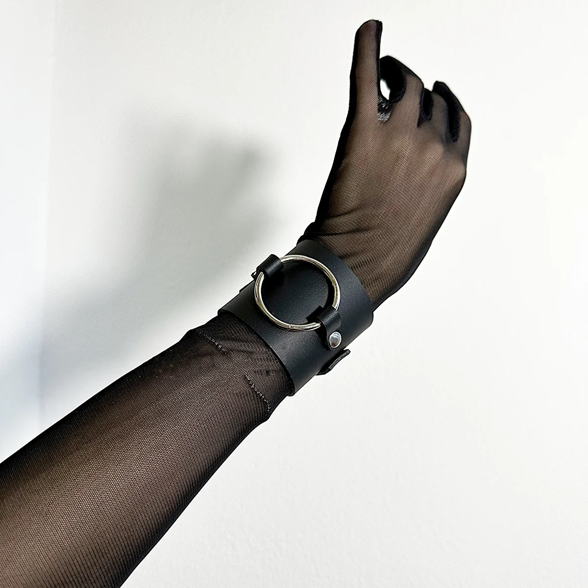 กำไลข้อมือสีดำสไตล์มินิมอลสำหรับผู้หญิง ตกแต่งด้วยโอริง เหมาะสำหรับชุดฤดูร้อนและงานเทศกาลดนตรี