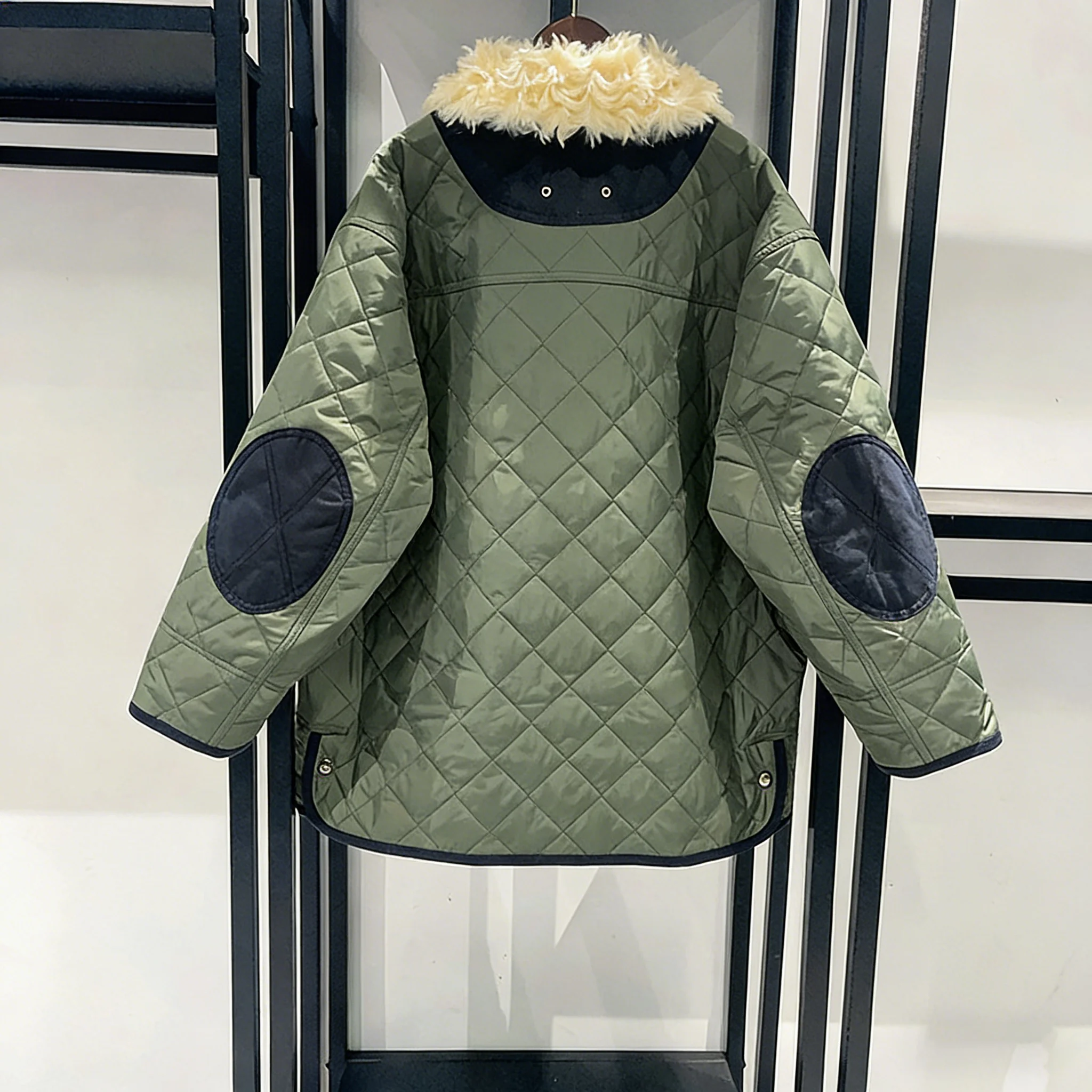 เสื้อแจ็คเก็ตแขนยาวสีเขียวสำหรับฤดูใบไม้ร่วง/ฤดูหนาวปี 2026  ปกขนสัตว์ถอดออกได้  ลายปะติดปะต่อแบบควิลท์ลายเพชร  ทรงหลวม  ผ้าฝ้าย