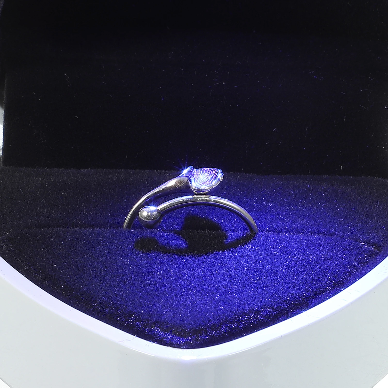 

Heart Shaped Ring Box Wedding Engagement Boxes LED Light Inside Cover Eco Friendly High Quality Fabric Classic