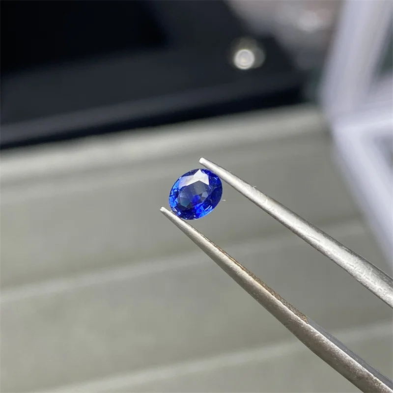 

Royal Blue Natural Sapphire, Gemstone Size: 3.8 * 4.8mm, Gemstone Weight: 0.35 Carats， Can be Used As a Ring or Pendant