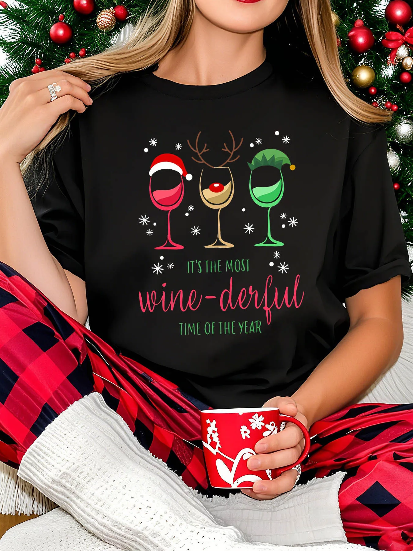 Este es el momento más maravilloso del vino "Patrón navideño", cómoda camiseta de cuello redondo para uso diario.