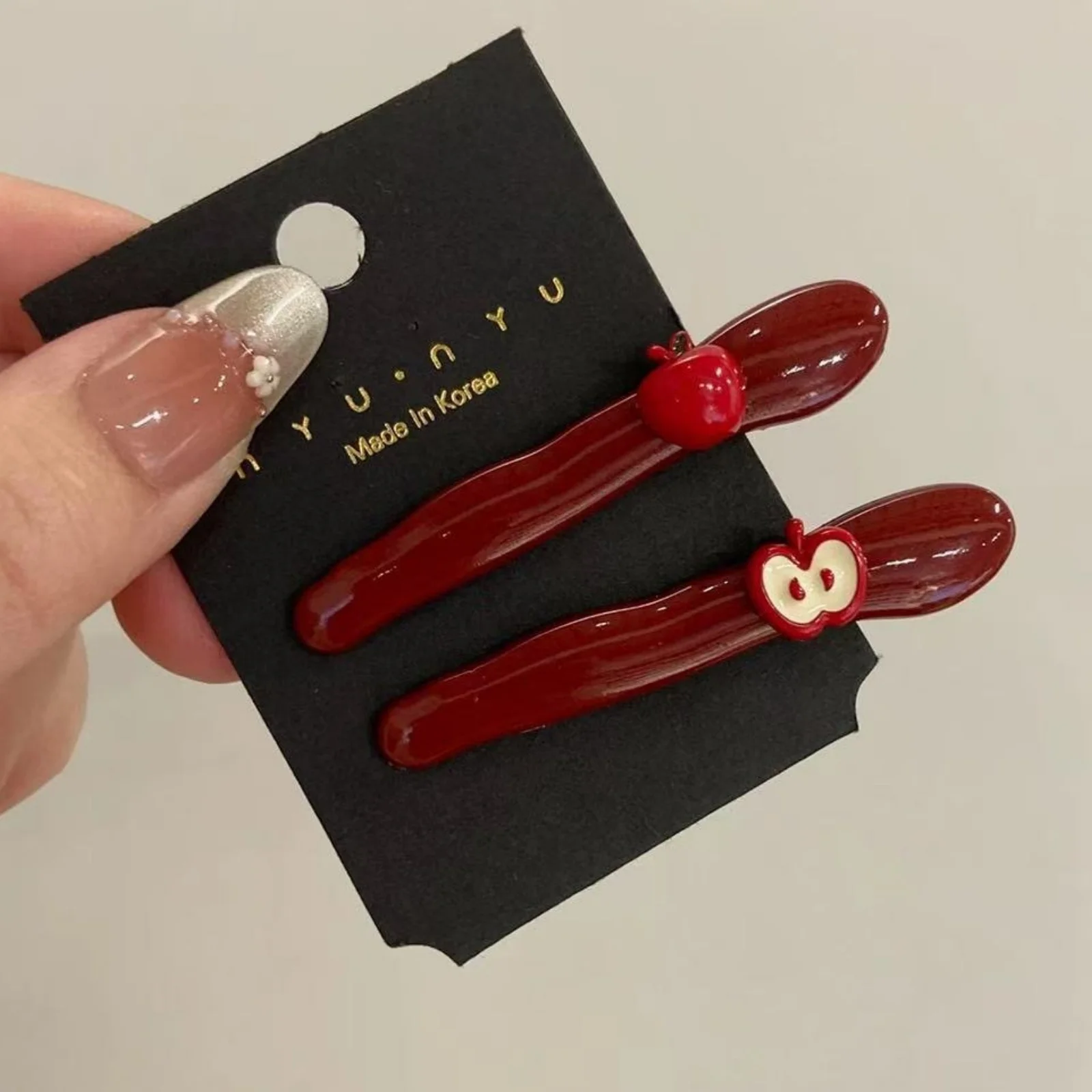 2-teiliges rotes Apfel-Haarspangen-Set, niedliche Haarnadeln mit Fruchtmotiv, glänzendes rotes Haar-Accessoire für Frauen, bezaubernde modische Haardekoration – Detail 5