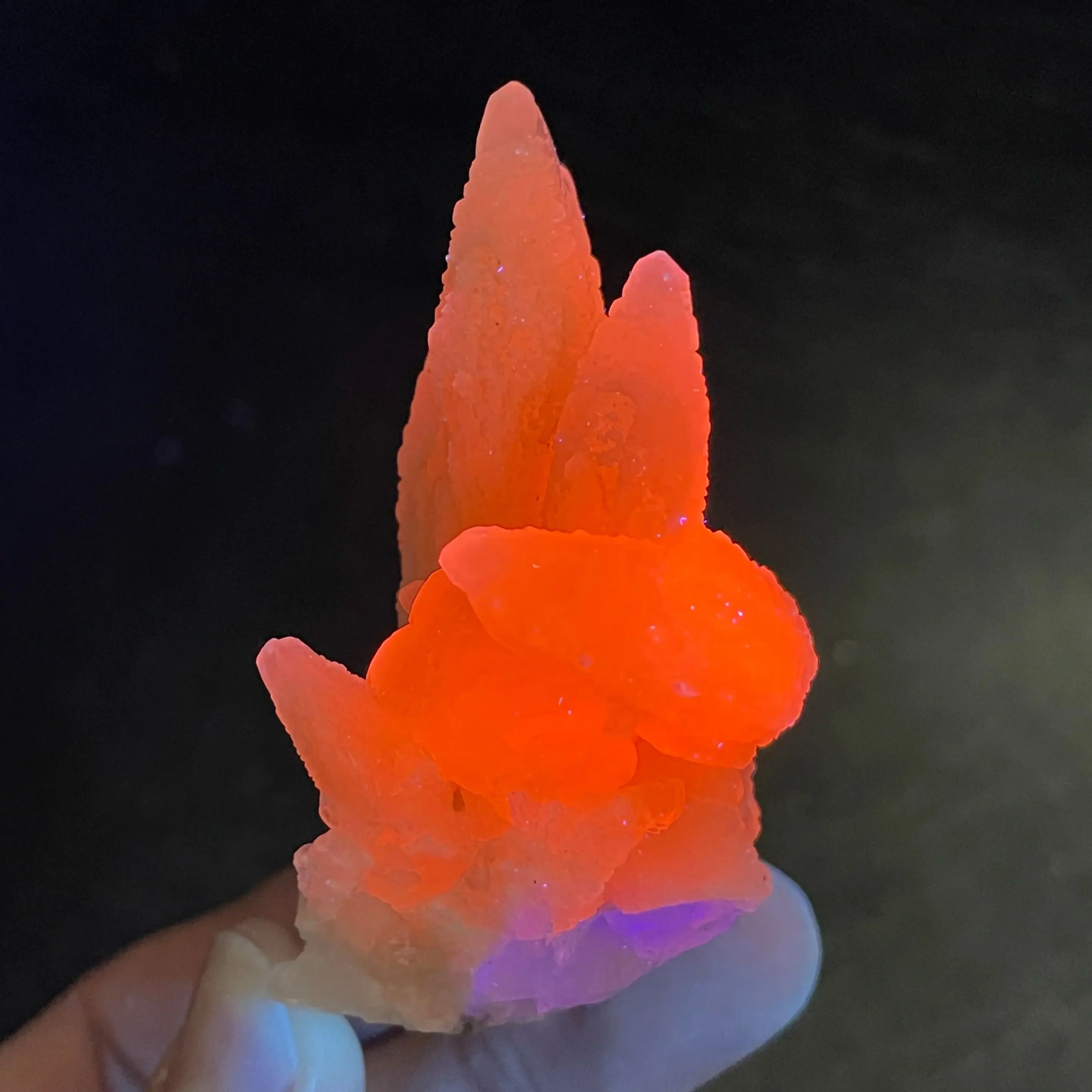 Natural Stone Feather Calcite Crystal Cluster Fluorescence Effect Mineral Raw Quartz Rock Specimen Decoration Rough Healing