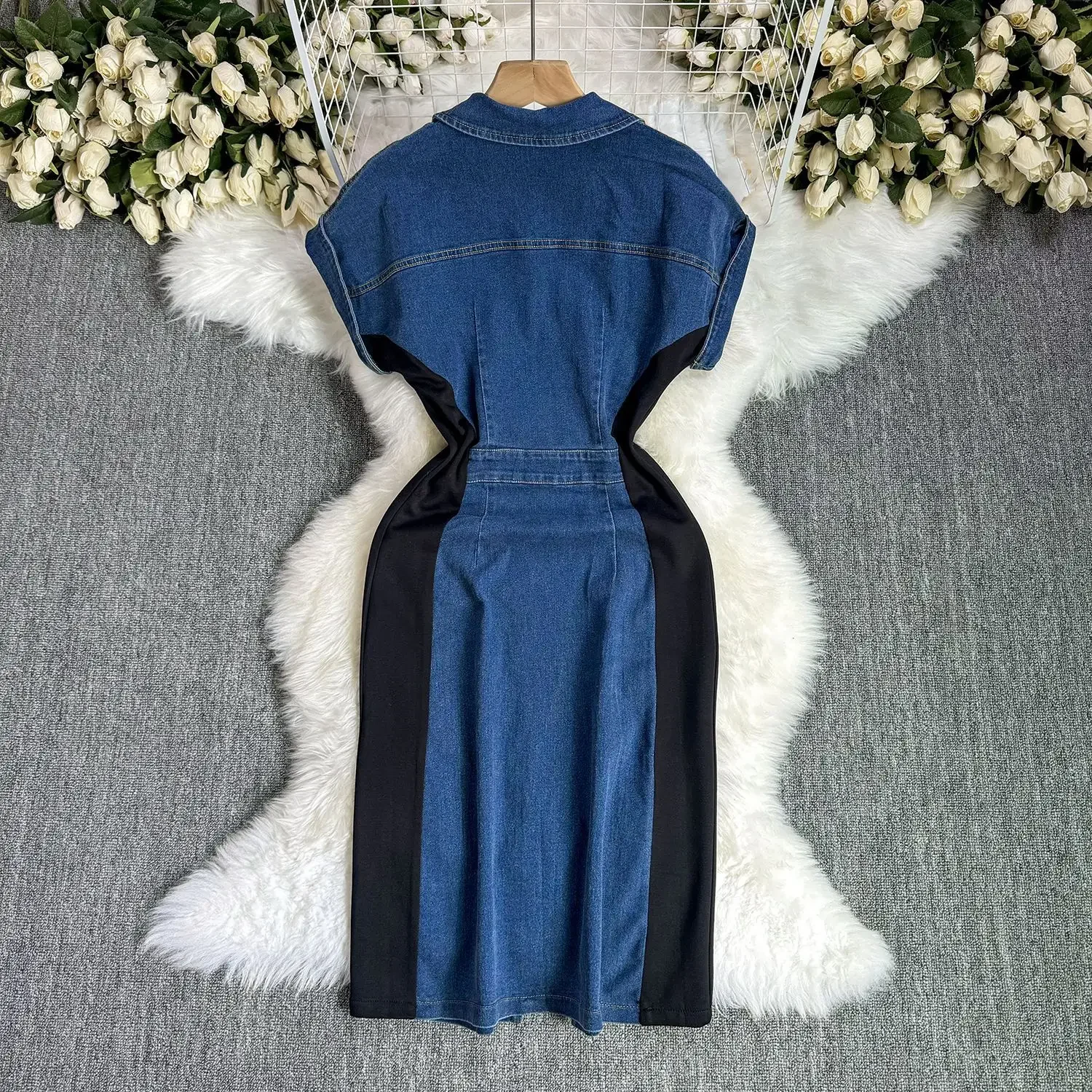 Vestido francês com fenda no quadril do pacote de temperamento Sense sênior. Vestido jeans de manga curta com adorno de botão colorido Sense Design de verão